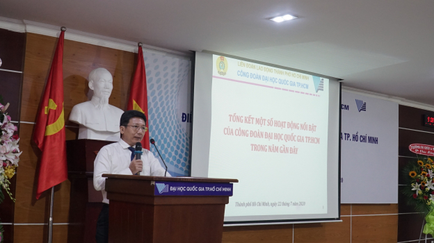 ThS Lâm Tường Thoại - Chủ tịch Công đoàn ĐHQG-HCM báo cáo công tác thi đua của Công đoàn ĐHQG-HCM