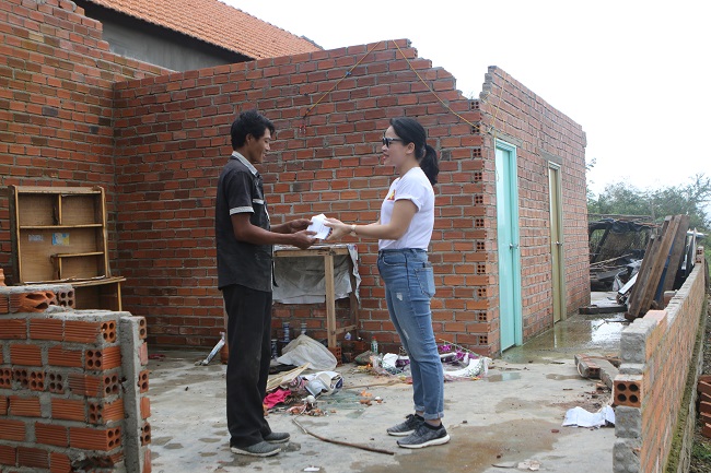 Đoàn cứu trợ tặng quà cho gia đình anh Lý Thành Thông bị sập nhà phải đi ở nhờ nhà người thân