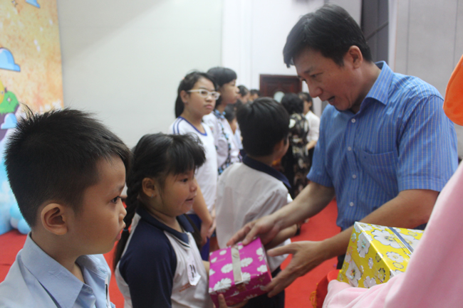 ThS Lâm Tường Thoại, Chủ tịch Công đoàn ĐHQG-HCM trao học bổng cho các em học sinh