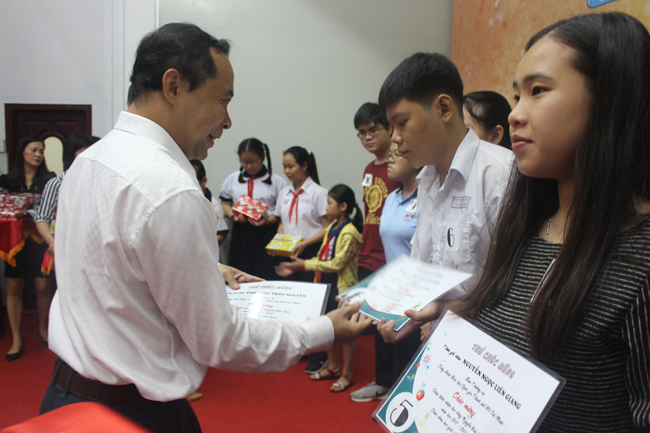 PGS.TS Vũ Hải Quân, Phó Giám đốc ĐHQG-HCM trao học bổng cho các em học sinh