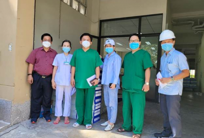 Công đoàn ĐHQG-HCM tặng 200 thùng sữa cho các bác sĩ làm việc ở khu cách ly KTX