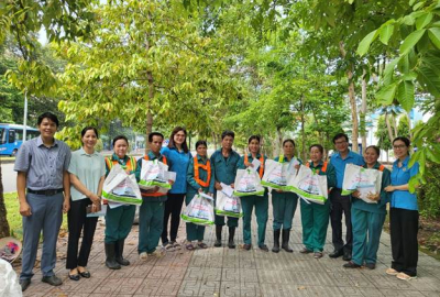 Công đoàn Đại học Quốc gia TP. Hồ Chí Minh tặng hơn 90 phần quà “Cảm ơn Người lao động”