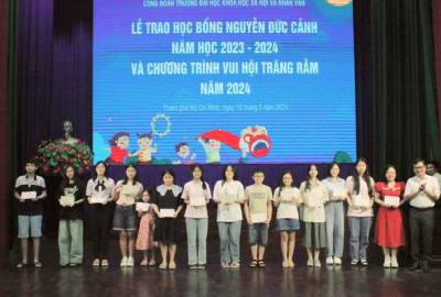 CÔNG ĐOÀN TRƯỜNG ĐẠI HỌC KHOA HỌC XÃ HỘI & NHÂN VĂN  TRAO TẶNG GẦN 300 SUẤT HỌC BỔNG NGUYỄN ĐỨC CẢNH  NĂM HỌC 2023 - 2024