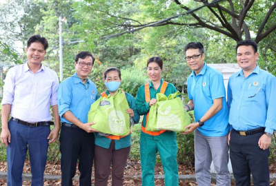 CÔNG ĐOÀN ĐẠI HỌC QUỐC GIA THÀNH PHỐ HỒ CHÍ MINH: TRAO 568 PHẦN QUÀ TRI ÂN NGƯỜI LAO ĐỘNG