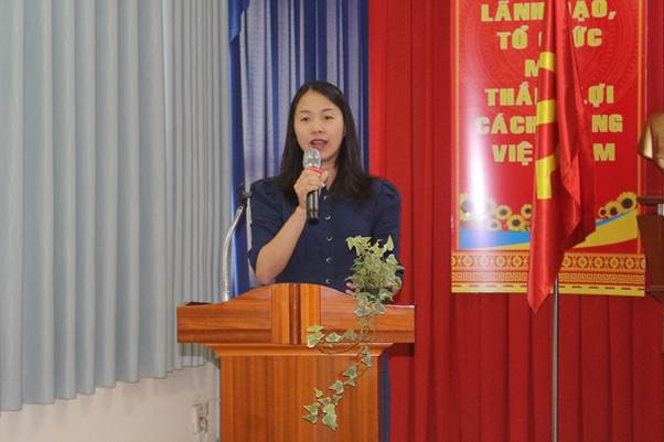 Bà Huỳnh Thị Mỹ Phương - Giám đốc TVTT, trình bày Phương hướng nhiệm vụ năm học 2023