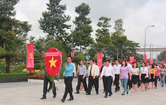 Đoàn ĐHQG-HCM dâng hương tại Nghĩa trang Liệt sĩ TP.HCM
