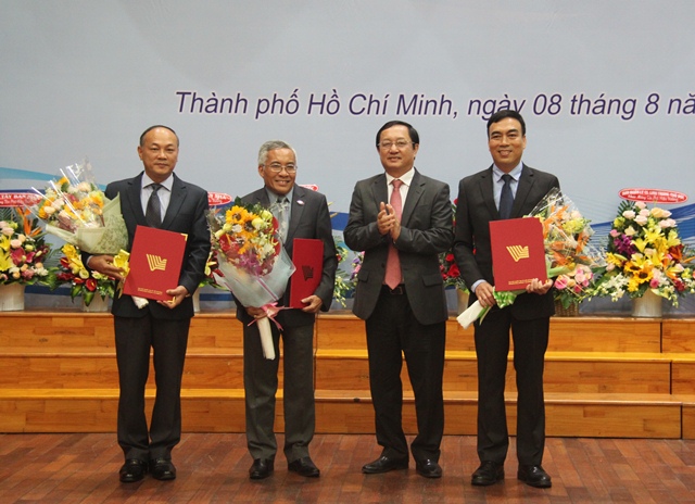 PGS.TS Huỳnh Thành Đạt trao quyết định bổ nhiệm cho TS Phan Thanh Định, TS Lê Hữu Phước và TS Phạm Tấn Hạ