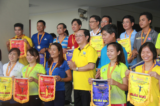 PGS.TS Huỳnh Thành Đạt, Giám đốc ĐHQG-HCM trao giải cho các vận động viên