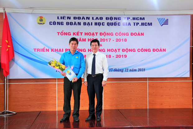 Chủ tịch Công đoàn ĐHQG-HCM (phải) tặng hoa cảm ơn ông Phạm Chí Tâm (trái)