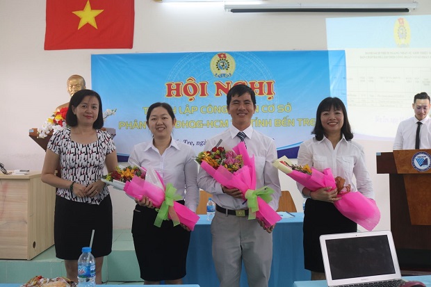 TS. Hồ Thu Hiền chúc mừng BCH Công đoàn cơ sở Phân hiệu ĐHQG
