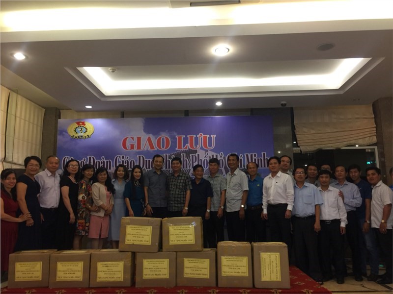 Khối thi đua 1 trao tặng vải bộ áo dài cho giáo viên thuộc Công đoàn Giáo dục tỉnh Đắk Lắk