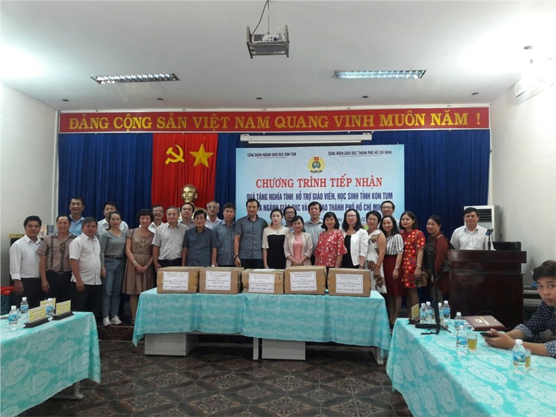 Khối thi đua 1 trao tặng vải bộ áo dài cho giáo viên thuộc Công đoàn Giáo dục tỉnh Kon Tum