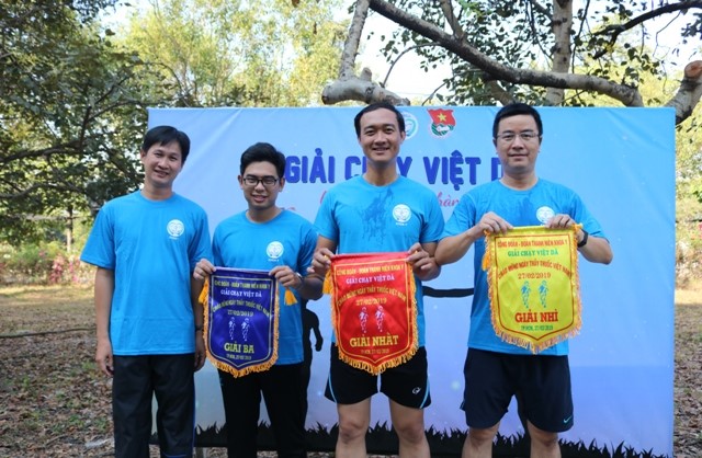 ThS.BS. Trần Văn Minh Tuấn –  Chủ tịch Công đoàn trao các giải thưởng cho bảng nam