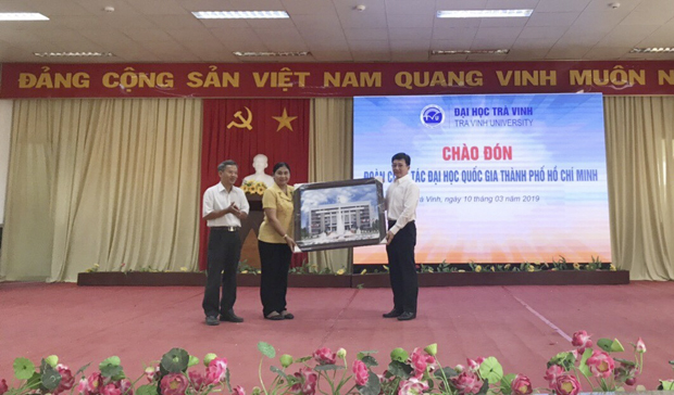 Ths Lâm Tường Thoại tặng quà lưu niệm cho đại diện Trường Đại học Trà Vinh