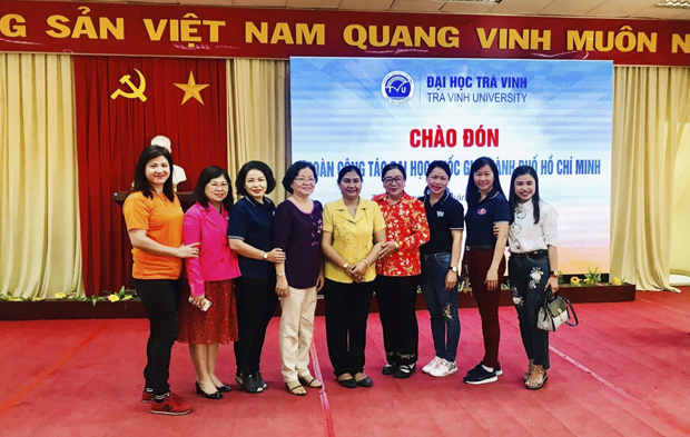 Ths Nguyễn Thị Bích Thuỷ - nguyên Phó Chủ tịch Liên đoàn Lao động TP. HCM chụp hình lưu niệm