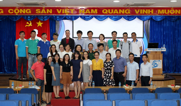 PGS.TS Nguyễn Hoàng Tú Anh chụp hình lưu niệm với Báo cáo viên và CBVC-NLĐ