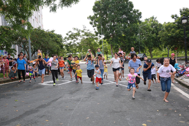 Cư dân NCV tham gia thi chạy bộ gia đình