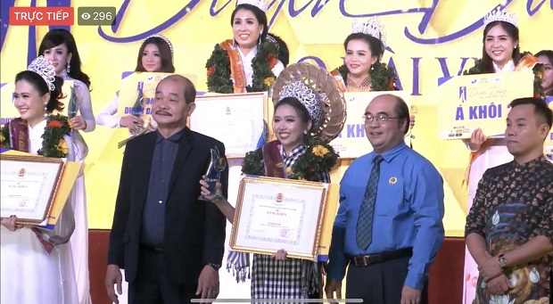 BTC trao giải cho Tân Hoa Khôi Nguyễn Phương Nhã
