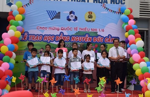Trong năm học 2018-2019, Công đoàn ĐHQG đã dành tặng  100 suất học bổng Nguyễn Đức Cảnh cho các cháu khối ĐHQG