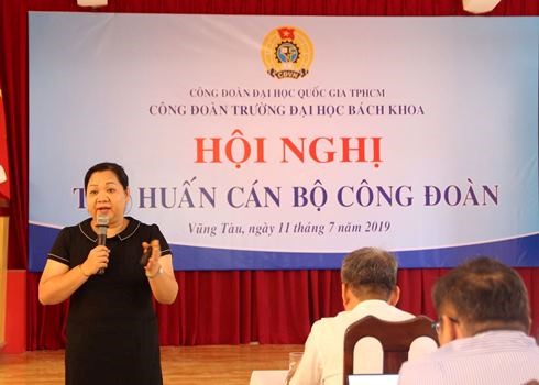 PGS.TS Lê Thị Hồng Nhan - Chủ tịch Công đoàn Trường ĐH Bách khoa báo cáo tổng kết