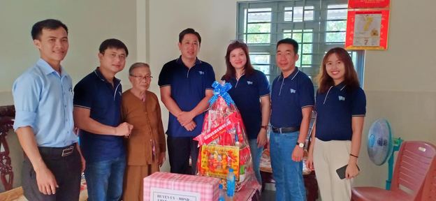 Đoàn đến thăm và tặng quà mẹ Việt Nam Anh hùng Nguyễn Thị Chiên