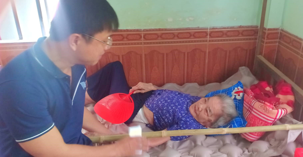 Đoàn đến thăm và tặng quà mẹ Việt Nam Anh hùng Nguyễn Thị Lai