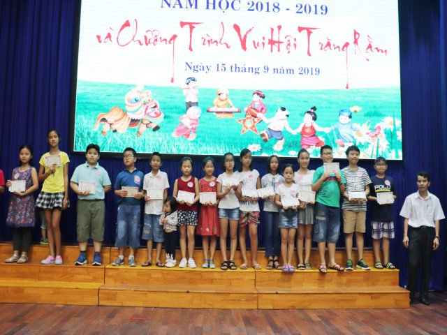 ThS. Hồ Quang Trinh trao học bổng cho các em học sinh