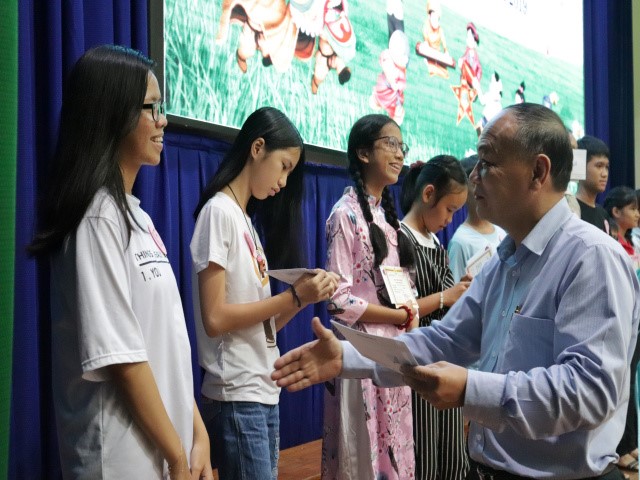 TS. Phan Thanh Định trao học bổng cho các em học sinh