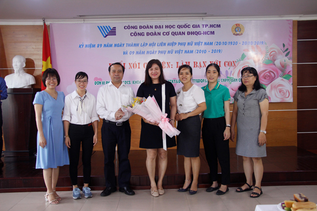 PGS.TS Vũ Hải Quân tặng hoa cho Ban Nữ công
