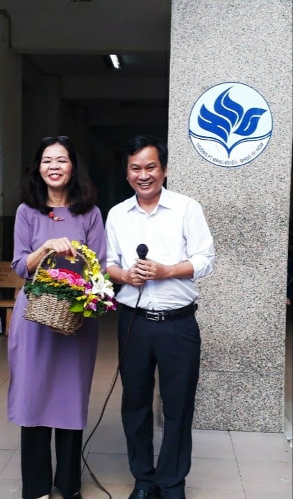 TS Trần Nam Dũng – Phó Hiệu Trưởng - đại diện BGH tặng hoa cho TS Đào Minh Hồng
