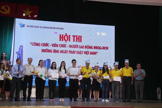 BTC trao giải Nhất và giải Nhì cho Trung tâm Kiểm định Chất lượng Giáo dục (áo trắng) và Cơ quan ĐHQG-HCM (áo vàng).