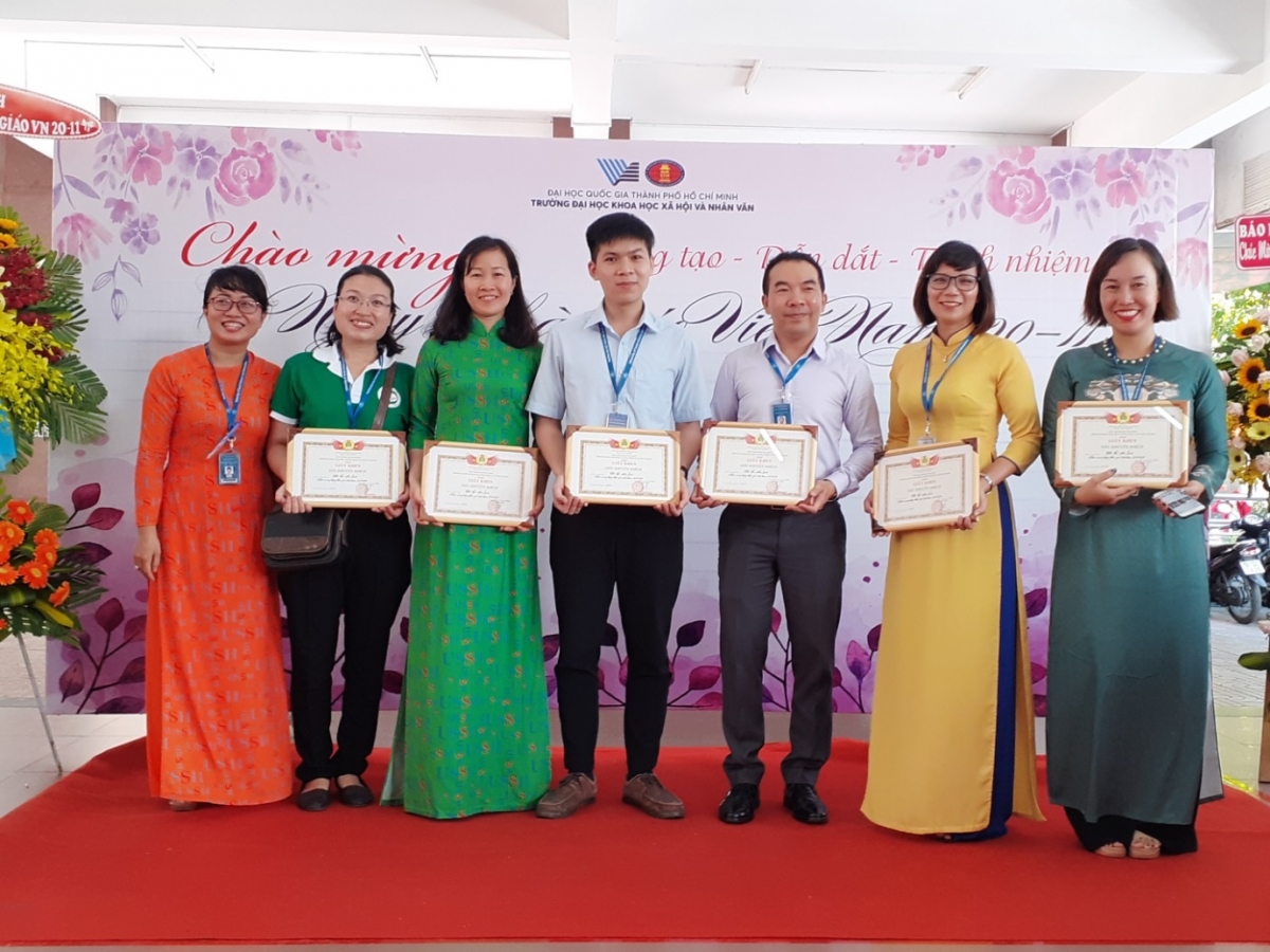ThS. Phạm Thị Thùy Trang trao các giải Khuyến khích