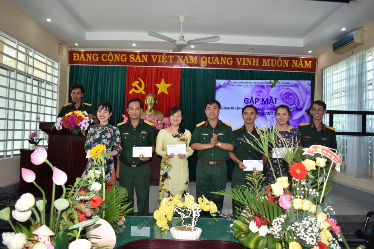 Đại tá Nguyễn Văn Thanh, Phó Bí thư Đảng ủy, Phó Giám đốc Trung tâm (chính giữa) trao giải cho các đội 