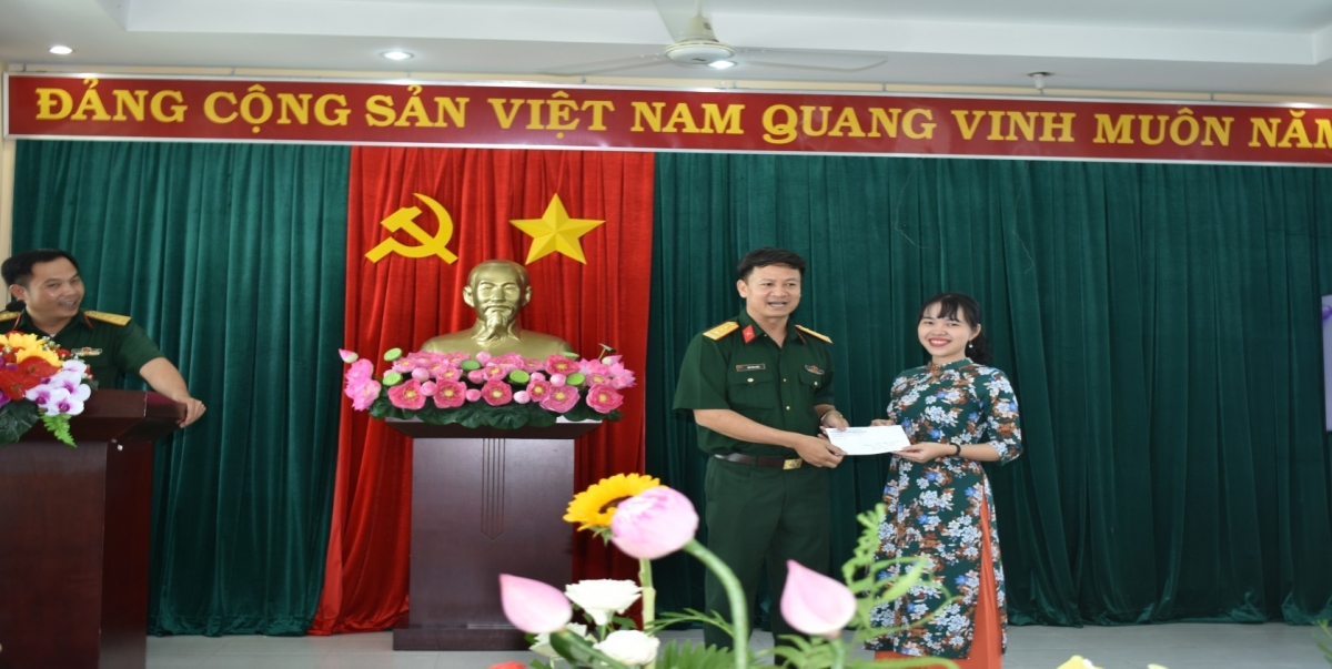 Thượng tá Lưu Văn Điện, Chủ tịch Công đoàn Trung tâm tặng quà cho chị em 