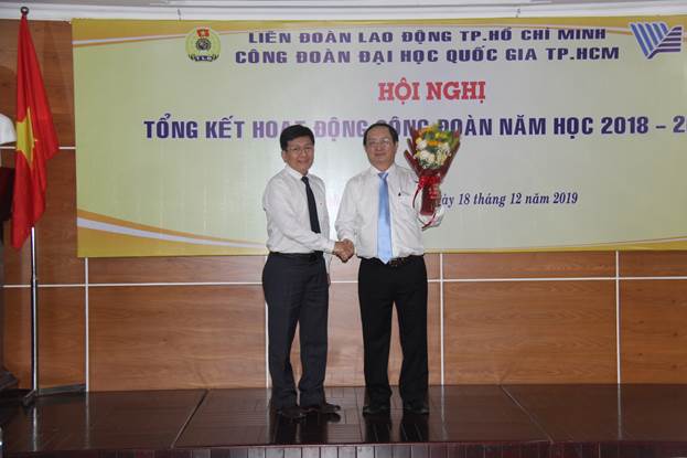 Chủ tịch Công đoàn ĐHQG-HCM Lâm Tường Thoại tặng hoa cảm ơn Giám đốc ĐHQG-HCM