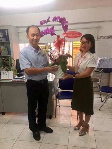 PGS.TS Trần Cao Vinh - Phó Hiệu trưởng tặng hoa chúc mừng đội ngũ y bác sĩ