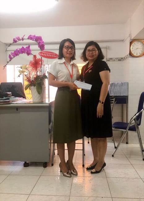 ThS Dương Thị Bích Huệ - Phó Chủ tịch Công đoàn Trường chúc mừng đội ngũ y bác sĩ