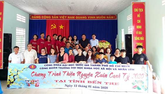 Đoàn Thiện nguyện chụp hình lưu niệm tại UBND xã Mỹ Chánh, huyện Ba Tri, tỉnh Bến Tre