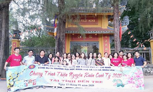 Đoàn chụp hình lưu niệm trước cổng Chùa Phật Minh, huyện Châu Thành, tỉnh Bến Tre