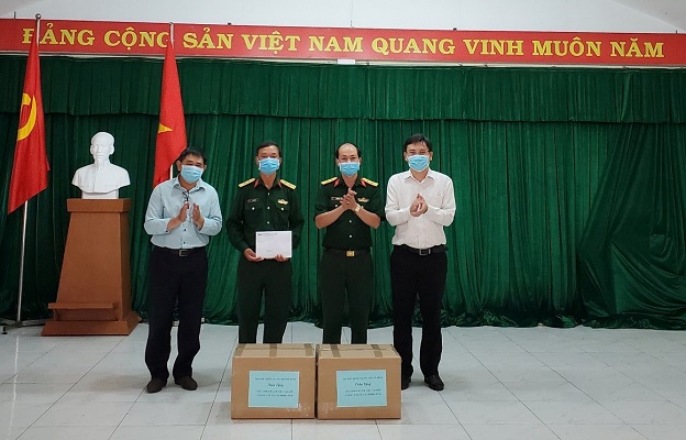 PGS.TS Nguyễn Minh Tâm – Phó Giám đốc ĐHQG-HCM (bìa phải) tặng quà cho lực lượng ở tuyến đầu chống dịch COVID-19