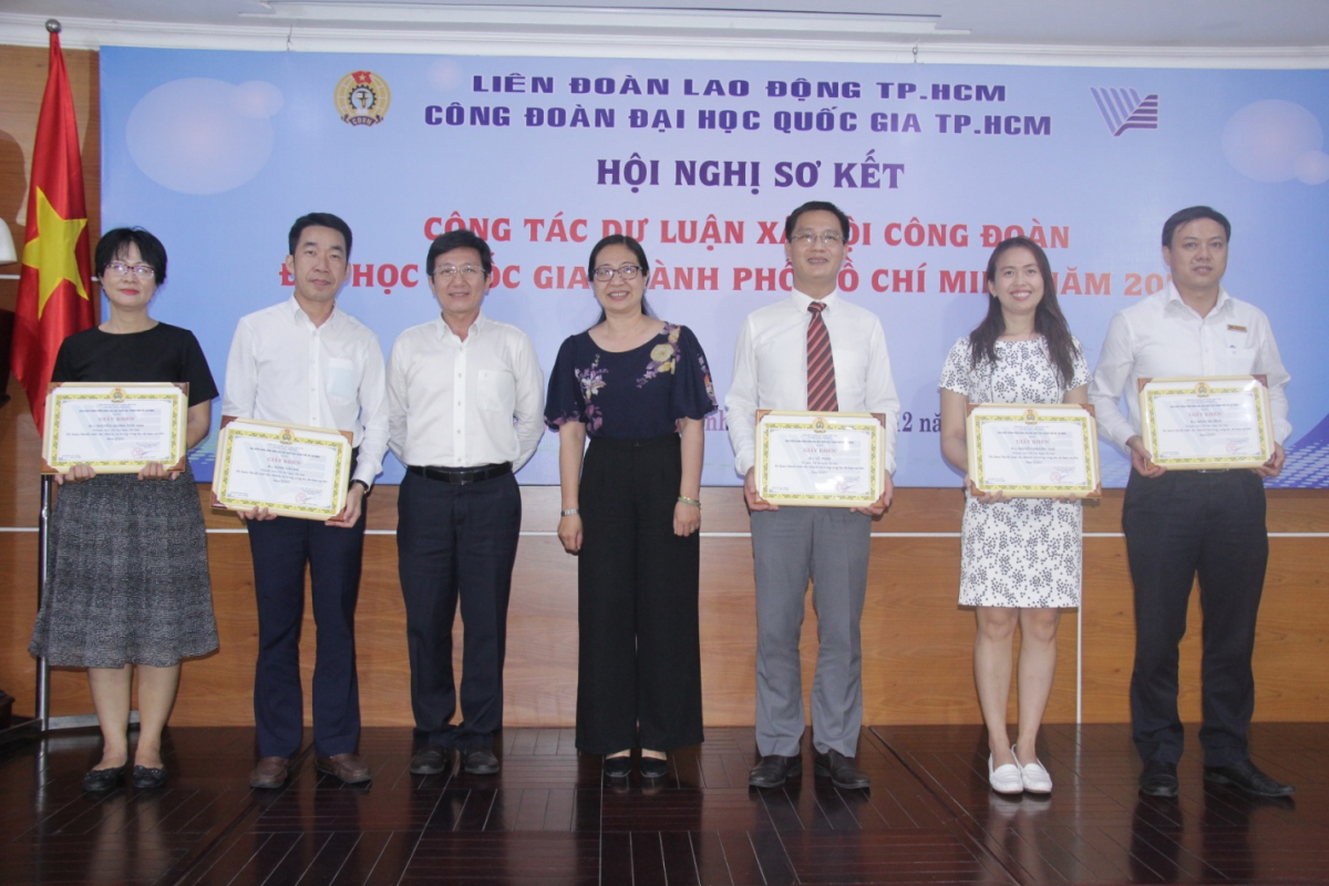 Công đoàn ĐHQG-HCM trao giấy khen cho 5 đồng chí hoàn thành xuất sắc nhiệm vụ 