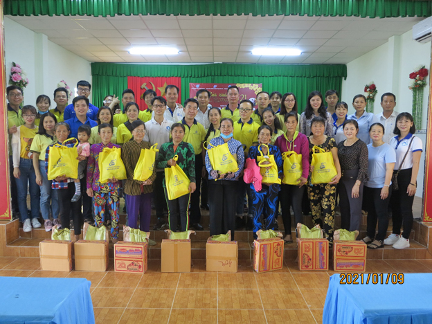 Công tác chuẩn bị tặng quà cho các gia đình khó khăn tại UBND xã Vĩnh Trạch Đông