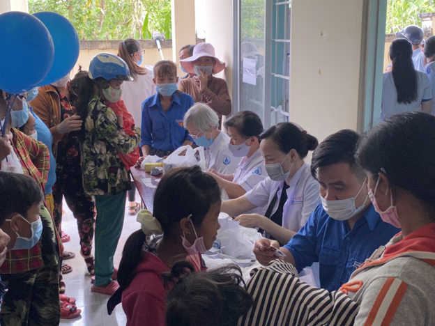 Bệnh viện Nhi Đồng 1 hỗ trợ khám bệnh và cấp phát thuốc cho 300 em học sinh