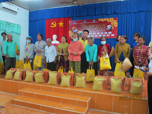 Đồng chí Đặng Văn Em trao quà cho các gia đình khó khăn tại UBND xã Hưng Hội