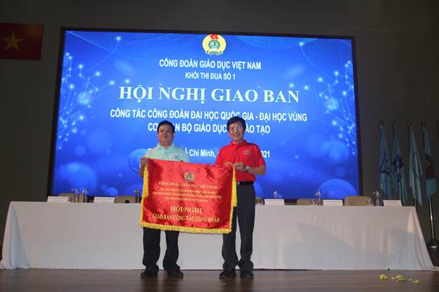 Chủ tịch Công đoàn ĐHQG-HCM trao cờ luân phiên cho Chủ tịch Công đoàn ĐHQG Hà Nội.