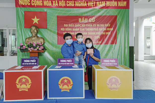 Giải ba: Chị Đoàn Thị Minh Châu - CĐCS Cơ quan ĐHQG - HCM với chủ đề "Gửi gắm niềm tin vào lá phiếu"