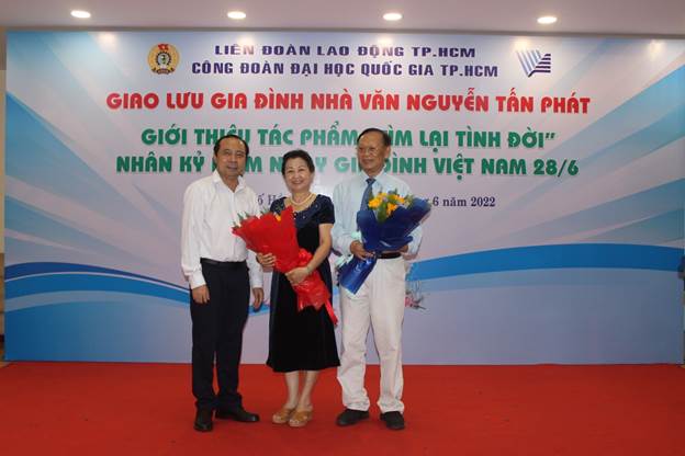 PGS.TS Vũ Hải Quân - Giám đốc ĐHQG-HCM tặng hoa chúc mừng vợ chồng nhà văn Nguyễn Tấn Phát
