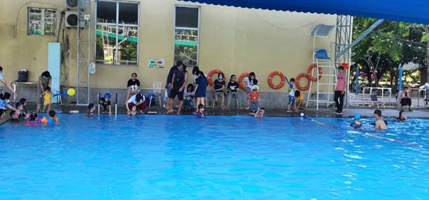 Hình 3: Tổ chức thi bơi cho các bé