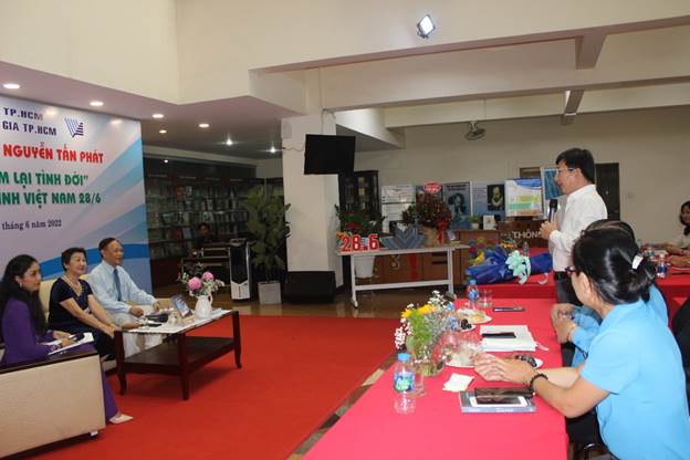 ThS Lâm Tường Thoại - Chủ tịch Công đoàn ĐHQG-HCM đặt câu hỏi giao lưu với gia đình nhà văn Nguyễn Tấn Phát