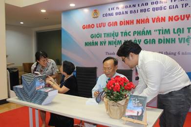 Vợ chồng nhà văn Nguyễn Tấn Phát ký tặng sách cho độc giả.